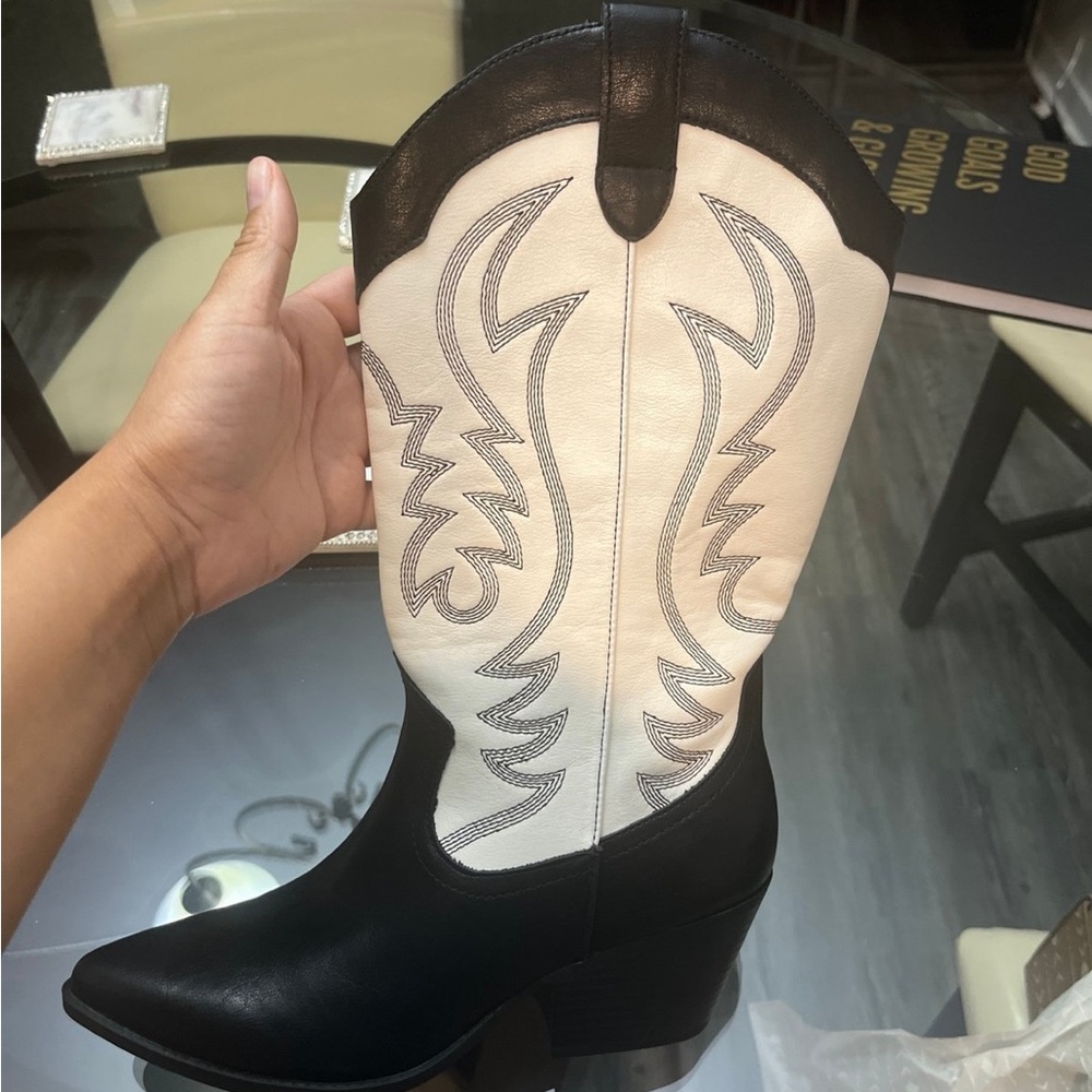 Brand new cowgirls boots size 8 1/2. Black n white color